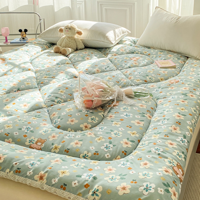 91家纺网 家纺一手货源 找家纺 缦卡琳家纺 2025新款水洗棉纤维羽丝棉床垫 花丛小熊