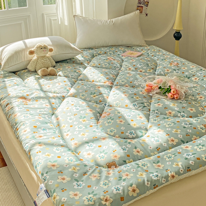 91家纺网 家纺一手货源 找家纺 缦卡琳家纺 2025新款水洗棉纤维羽丝棉床垫 花丛小熊