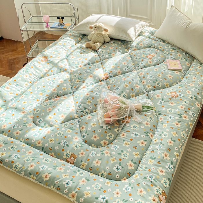 91家纺网 家纺一手货源 找家纺 缦卡琳家纺 2025新款水洗棉纤维羽丝棉床垫 花丛小熊