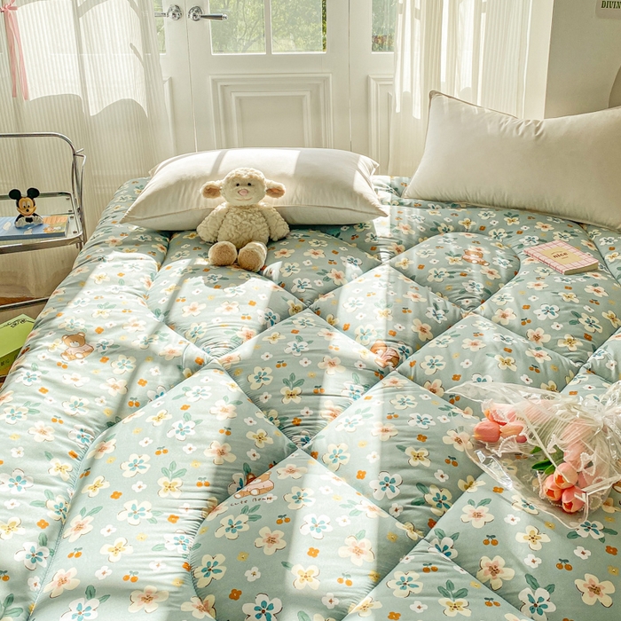 91家纺网 家纺一手货源 找家纺 缦卡琳家纺 2025新款水洗棉纤维羽丝棉床垫 花丛小熊