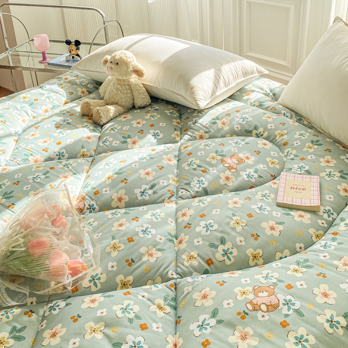 91家纺网 家纺一手货源 找家纺 缦卡琳家纺 2025新款水洗棉纤维羽丝棉床垫 花丛小熊