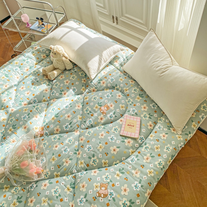 91家纺网 家纺一手货源 找家纺 缦卡琳家纺 2025新款水洗棉纤维羽丝棉床垫 花丛小熊