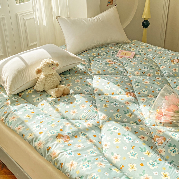 91家纺网 家纺一手货源 找家纺 缦卡琳家纺 2025新款水洗棉纤维羽丝棉床垫 花丛小熊