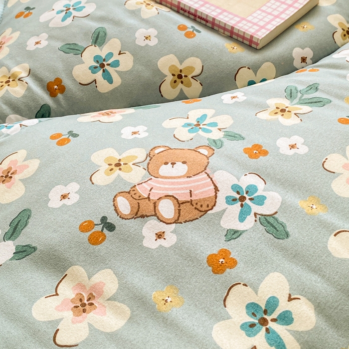 91家纺网 家纺一手货源 找家纺 缦卡琳家纺 2025新款水洗棉纤维羽丝棉床垫 花丛小熊