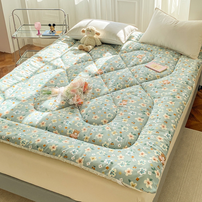 91家纺网 家纺一手货源 找家纺 缦卡琳家纺 2025新款水洗棉纤维羽丝棉床垫 花丛小熊