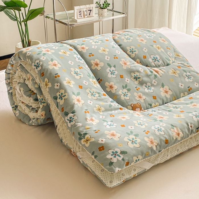 91家纺网 家纺一手货源 找家纺 缦卡琳家纺 2025新款水洗棉纤维羽丝棉床垫 花丛小熊