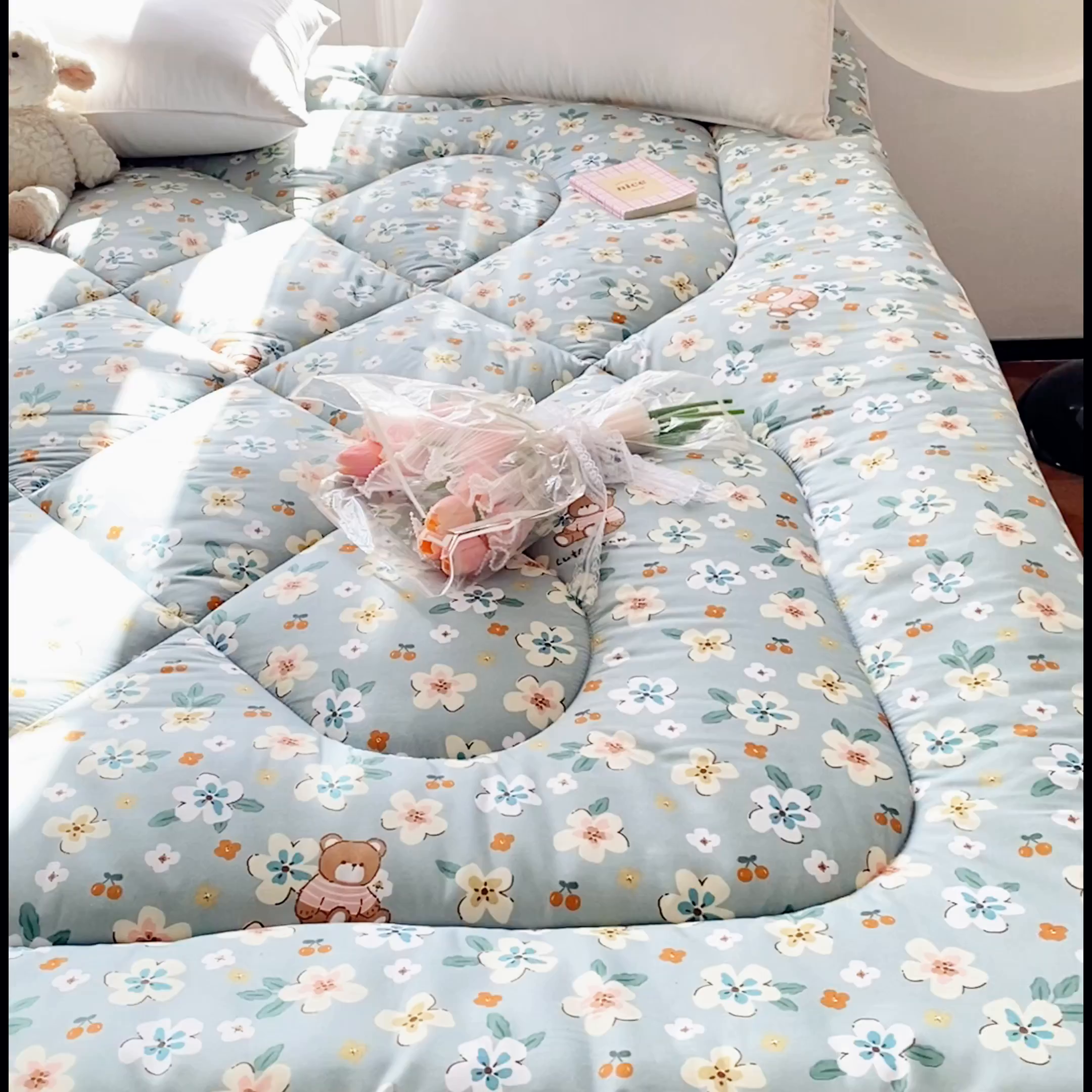 91家纺网 家纺一手货源 找家纺 缦卡琳家纺 2025新款水洗棉纤维羽丝棉床垫 花丛小熊