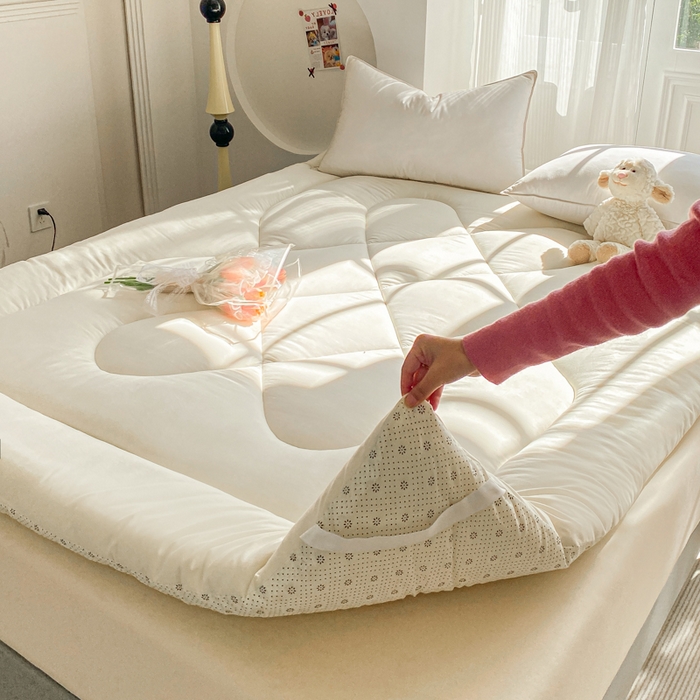 91家纺网 家纺一手货源 找家纺 缦卡琳家纺 2025新款水洗棉纤维羽丝棉床垫 经典白色