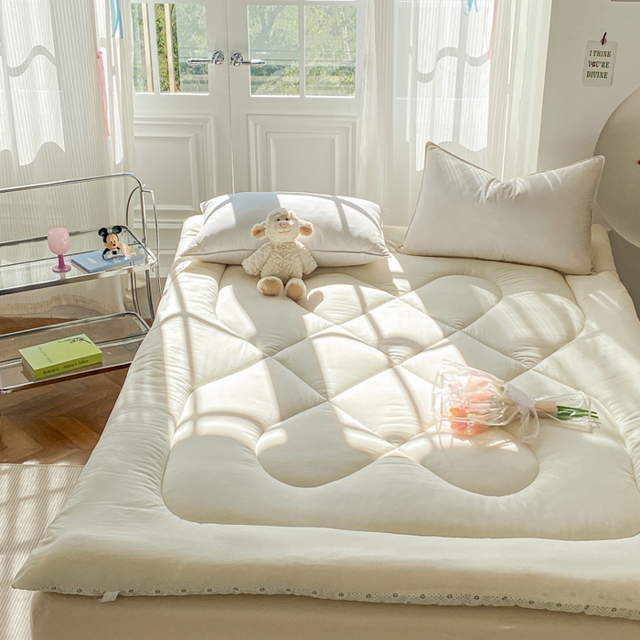 91家纺网 家纺一手货源 找家纺 缦卡琳家纺 2025新款水洗棉纤维羽丝棉床垫 经典白色