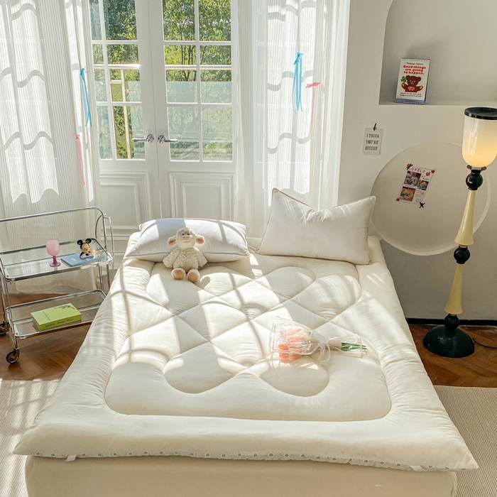 91家纺网 家纺一手货源 找家纺 缦卡琳家纺 2025新款水洗棉纤维羽丝棉床垫 经典白色