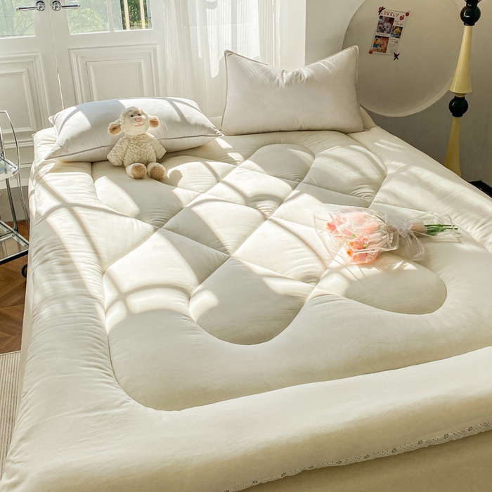 91家纺网 家纺一手货源 找家纺 缦卡琳家纺 2025新款水洗棉纤维羽丝棉床垫 经典白色