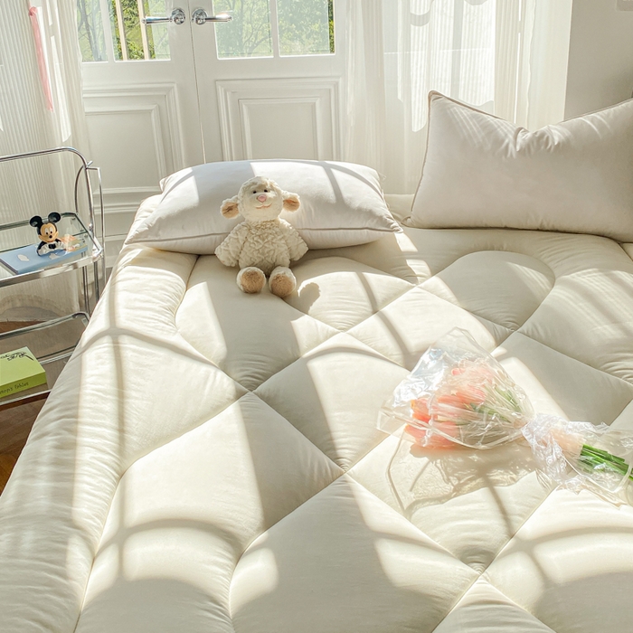 91家纺网 家纺一手货源 找家纺 缦卡琳家纺 2025新款水洗棉纤维羽丝棉床垫 经典白色