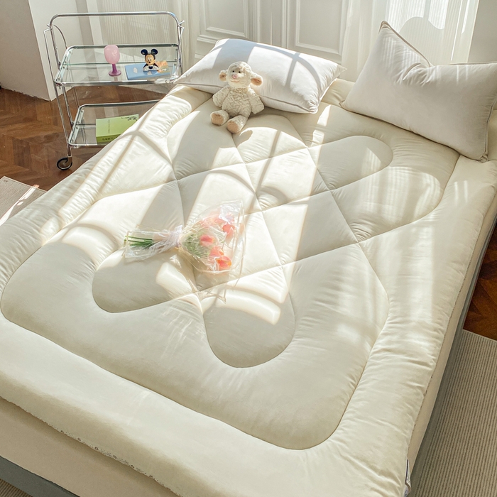 91家纺网 家纺一手货源 找家纺 缦卡琳家纺 2025新款水洗棉纤维羽丝棉床垫 经典白色