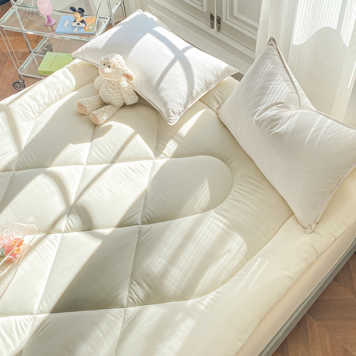 91家纺网 家纺一手货源 找家纺 缦卡琳家纺 2025新款水洗棉纤维羽丝棉床垫 经典白色