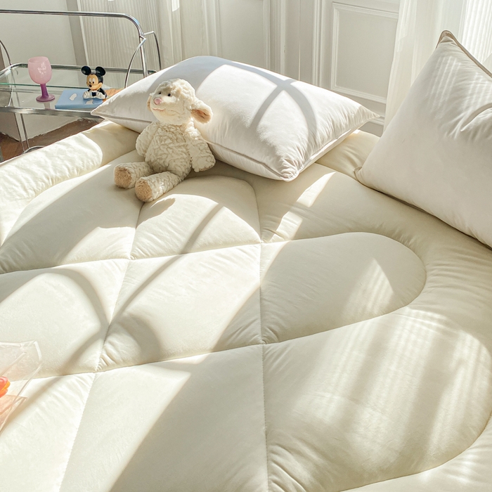 91家纺网 家纺一手货源 找家纺 缦卡琳家纺 2025新款水洗棉纤维羽丝棉床垫 经典白色