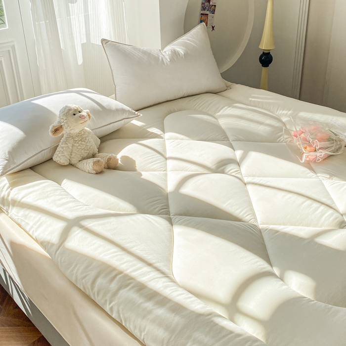 91家纺网 家纺一手货源 找家纺 缦卡琳家纺 2025新款水洗棉纤维羽丝棉床垫 经典白色