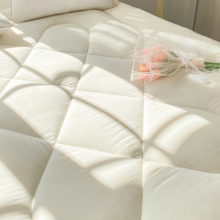 91家纺网 家纺一手货源 找家纺 缦卡琳家纺 2025新款水洗棉纤维羽丝棉床垫 经典白色