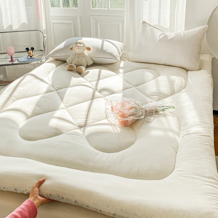 91家纺网 家纺一手货源 找家纺 缦卡琳家纺 2025新款水洗棉纤维羽丝棉床垫 经典白色