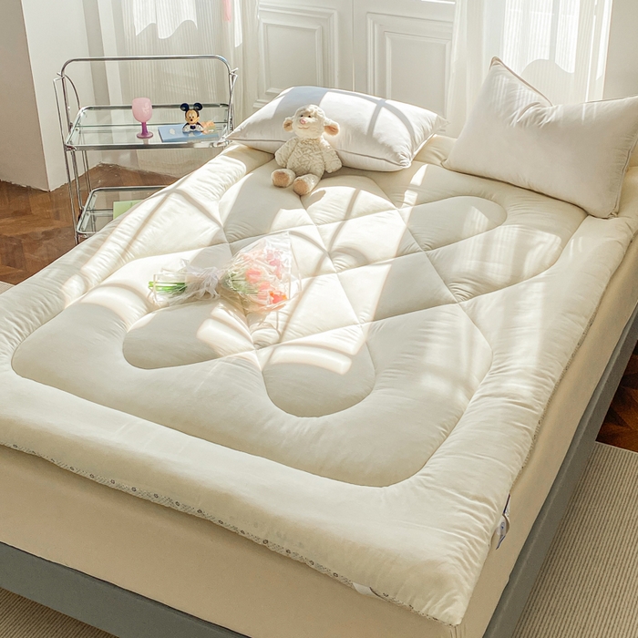 91家纺网 家纺一手货源 找家纺 缦卡琳家纺 2025新款水洗棉纤维羽丝棉床垫 经典白色