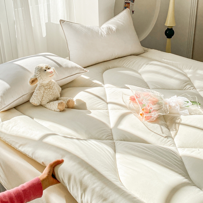 91家纺网 家纺一手货源 找家纺 缦卡琳家纺 2025新款水洗棉纤维羽丝棉床垫 经典白色