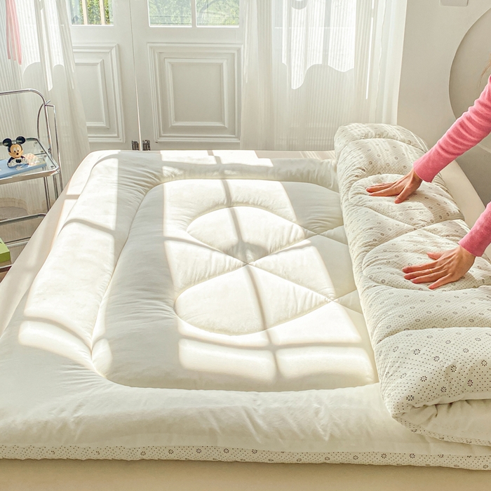 91家纺网 家纺一手货源 找家纺 缦卡琳家纺 2025新款水洗棉纤维羽丝棉床垫 经典白色