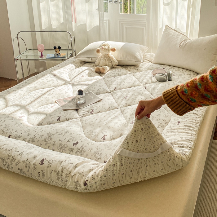 91家纺网 家纺一手货源 找家纺 缦卡琳家纺 2025新款水洗棉纤维羽丝棉床垫 漫调时光