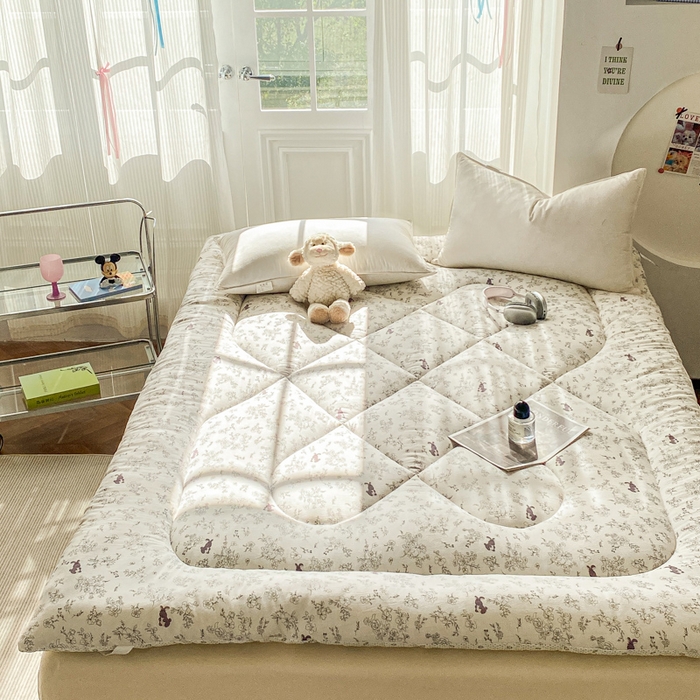 91家纺网 家纺一手货源 找家纺 缦卡琳家纺 2025新款水洗棉纤维羽丝棉床垫 漫调时光