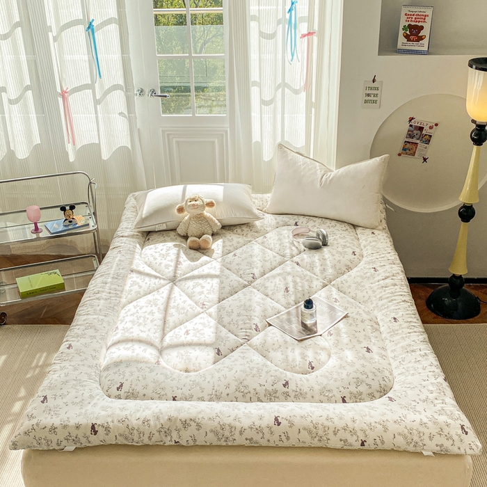 91家纺网 家纺一手货源 找家纺 缦卡琳家纺 2025新款水洗棉纤维羽丝棉床垫 漫调时光