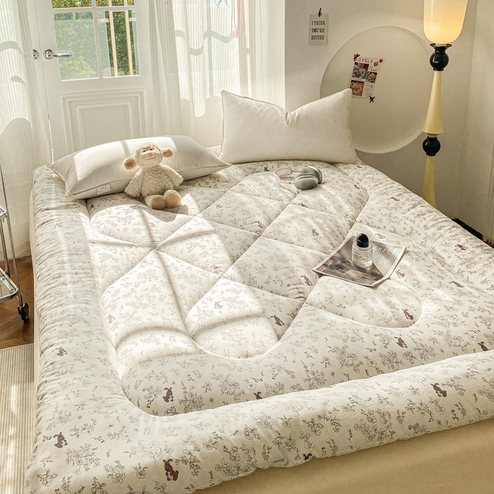 91家纺网 家纺一手货源 找家纺 缦卡琳家纺 2025新款水洗棉纤维羽丝棉床垫 漫调时光