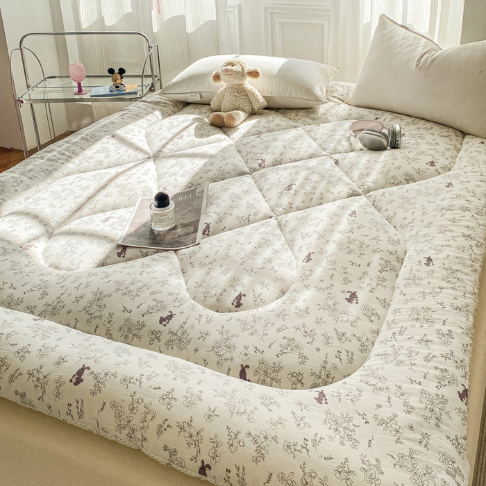 91家纺网 家纺一手货源 找家纺 缦卡琳家纺 2025新款水洗棉纤维羽丝棉床垫 漫调时光