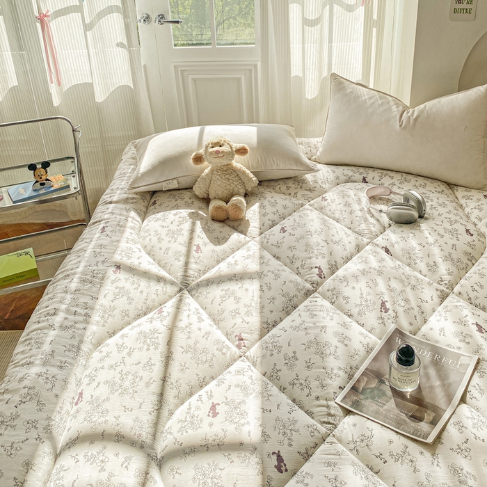 91家纺网 家纺一手货源 找家纺 缦卡琳家纺 2025新款水洗棉纤维羽丝棉床垫 漫调时光