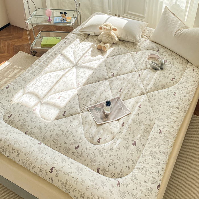 91家纺网 家纺一手货源 找家纺 缦卡琳家纺 2025新款水洗棉纤维羽丝棉床垫 漫调时光