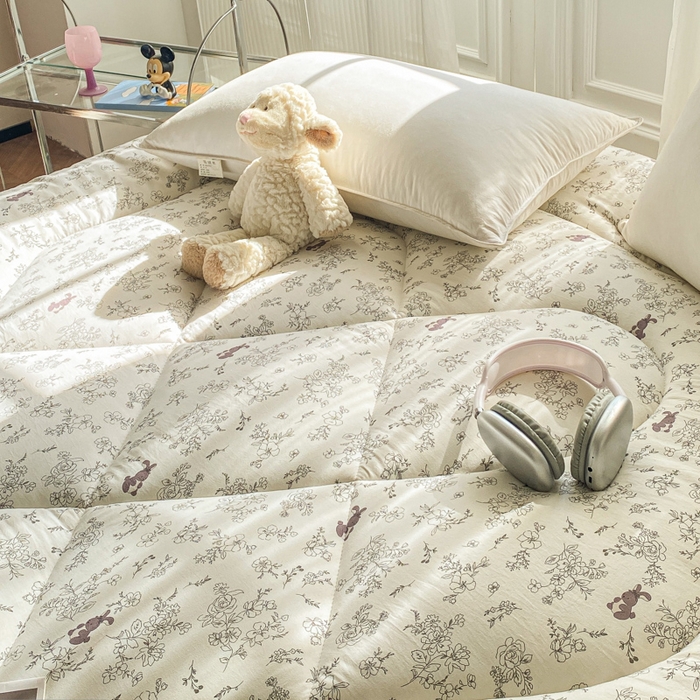 91家纺网 家纺一手货源 找家纺 缦卡琳家纺 2025新款水洗棉纤维羽丝棉床垫 漫调时光