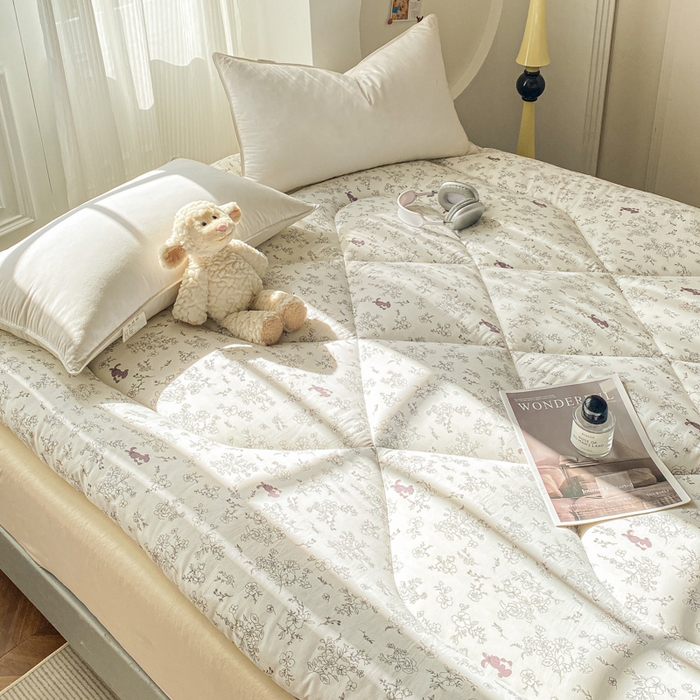 91家纺网 家纺一手货源 找家纺 缦卡琳家纺 2025新款水洗棉纤维羽丝棉床垫 漫调时光