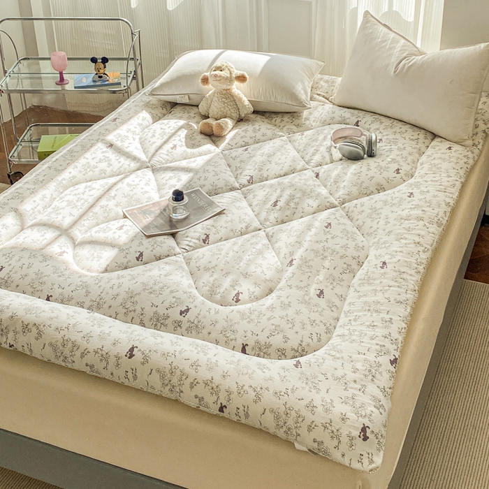 91家纺网 家纺一手货源 找家纺 缦卡琳家纺 2025新款水洗棉纤维羽丝棉床垫 漫调时光