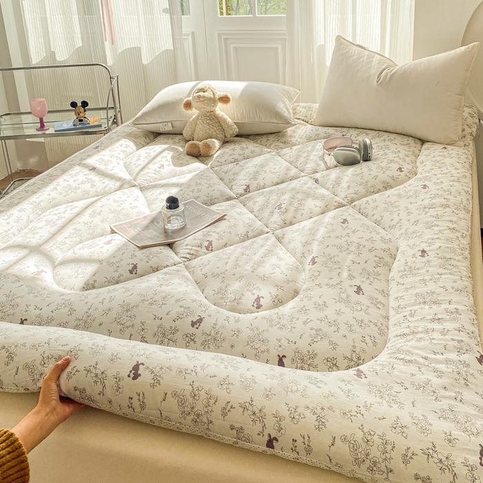 91家纺网 家纺一手货源 找家纺 缦卡琳家纺 2025新款水洗棉纤维羽丝棉床垫 漫调时光