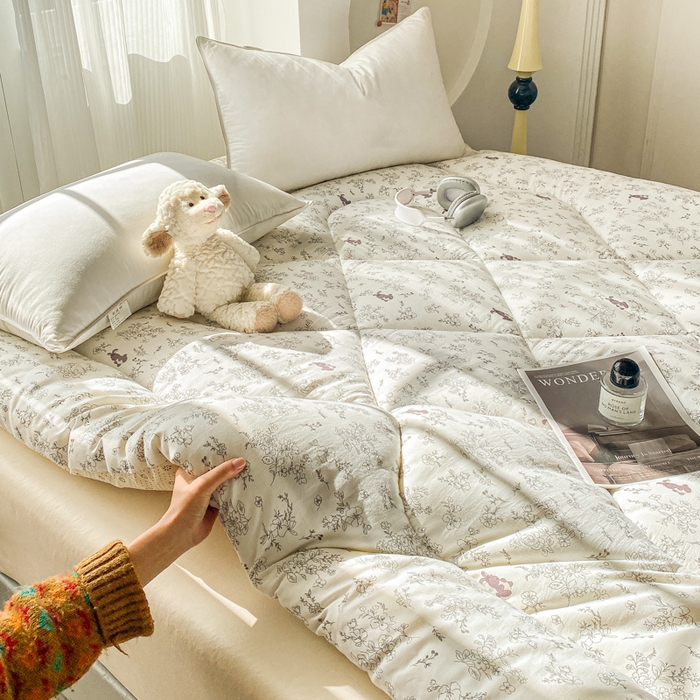 91家纺网 家纺一手货源 找家纺 缦卡琳家纺 2025新款水洗棉纤维羽丝棉床垫 漫调时光