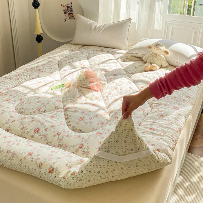 91家纺网 家纺一手货源 找家纺 缦卡琳家纺 2025新款水洗棉纤维羽丝棉床垫 玫瑰花语