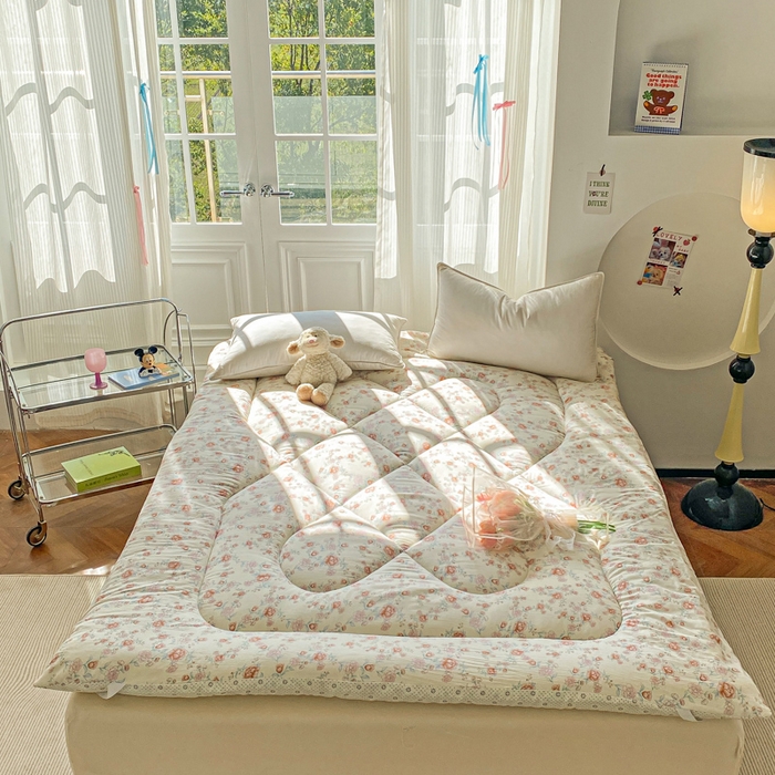 91家纺网 家纺一手货源 找家纺 缦卡琳家纺 2025新款水洗棉纤维羽丝棉床垫 玫瑰花语