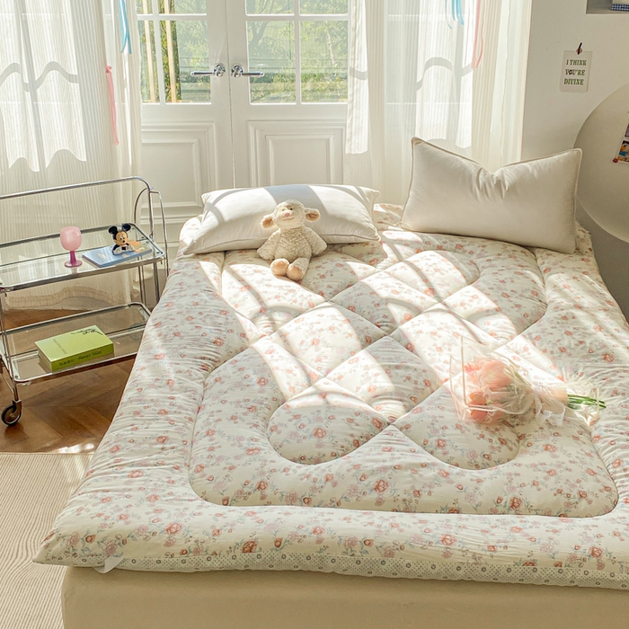 91家纺网 家纺一手货源 找家纺 缦卡琳家纺 2025新款水洗棉纤维羽丝棉床垫 玫瑰花语