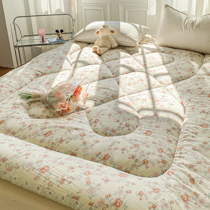 91家纺网 家纺一手货源 找家纺 缦卡琳家纺 2025新款水洗棉纤维羽丝棉床垫 玫瑰花语