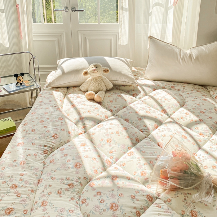 91家纺网 家纺一手货源 找家纺 缦卡琳家纺 2025新款水洗棉纤维羽丝棉床垫 玫瑰花语