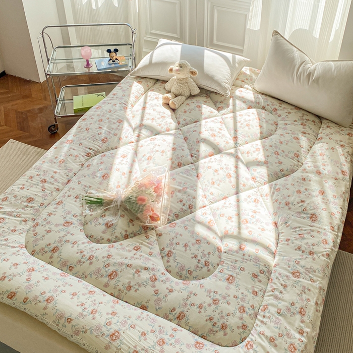 91家纺网 家纺一手货源 找家纺 缦卡琳家纺 2025新款水洗棉纤维羽丝棉床垫 玫瑰花语