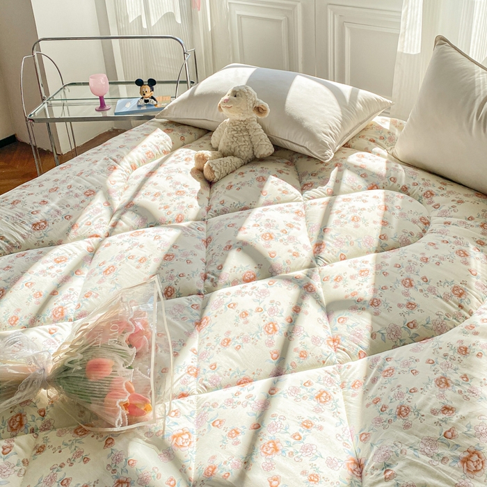 91家纺网 家纺一手货源 找家纺 缦卡琳家纺 2025新款水洗棉纤维羽丝棉床垫 玫瑰花语