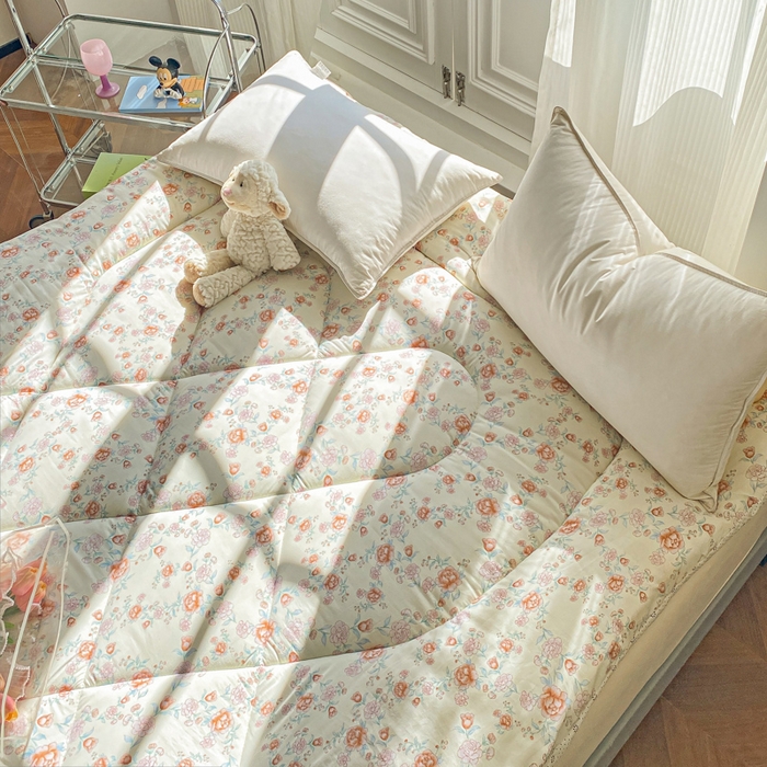 91家纺网 家纺一手货源 找家纺 缦卡琳家纺 2025新款水洗棉纤维羽丝棉床垫 玫瑰花语