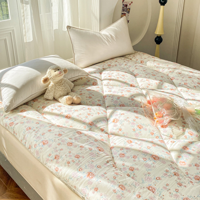 91家纺网 家纺一手货源 找家纺 缦卡琳家纺 2025新款水洗棉纤维羽丝棉床垫 玫瑰花语