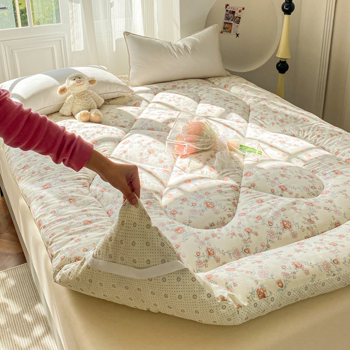 91家纺网 家纺一手货源 找家纺 缦卡琳家纺 2025新款水洗棉纤维羽丝棉床垫 玫瑰花语