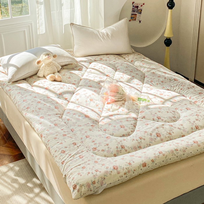 91家纺网 家纺一手货源 找家纺 缦卡琳家纺 2025新款水洗棉纤维羽丝棉床垫 玫瑰花语