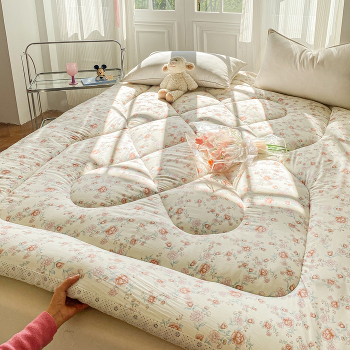 91家纺网 家纺一手货源 找家纺 缦卡琳家纺 2025新款水洗棉纤维羽丝棉床垫 玫瑰花语