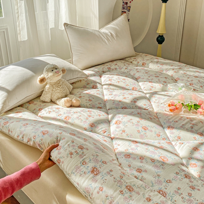 91家纺网 家纺一手货源 找家纺 缦卡琳家纺 2025新款水洗棉纤维羽丝棉床垫 玫瑰花语